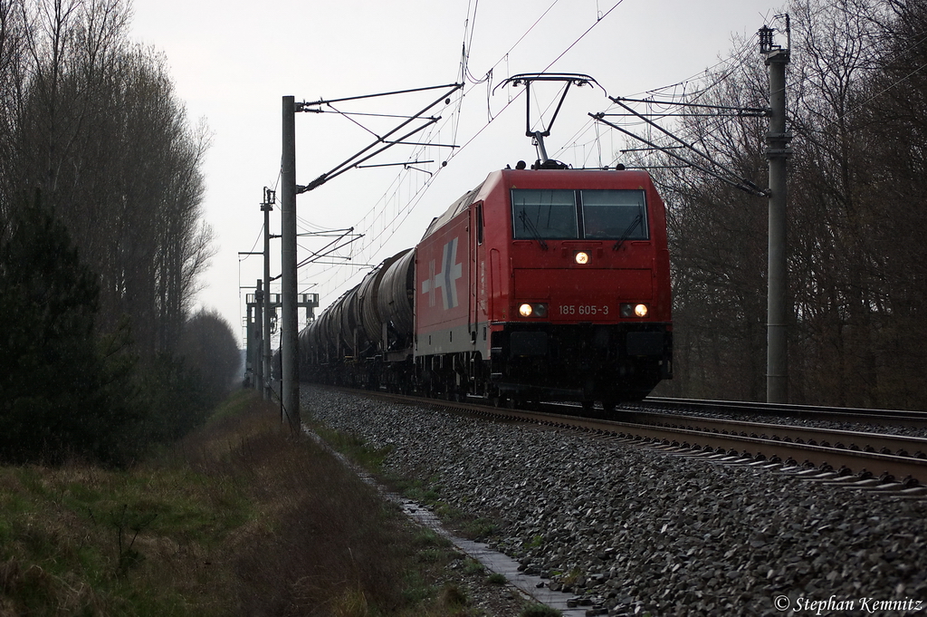 185 605-3 Alpha Trains fr Hfen und Gterverkehr Kln AG [HGK 2063] mit einem Kesselzug  Umweltgefhrdender Stoff, flssig)  bei Nennhausen und fuhr in Richtung Wustermark weiter. 12.04.2012