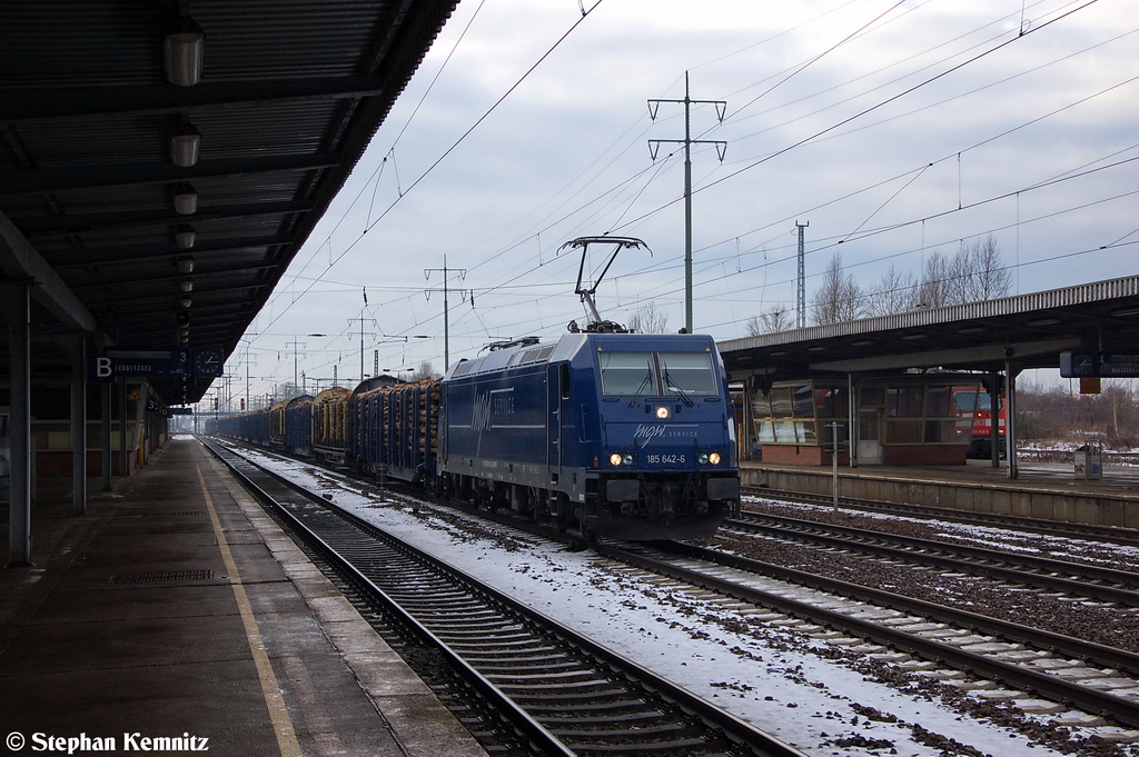 185 642-6 mgw Service GmbH & Co. KG f�r HLG - Holzlogistik and G�terbahn GmbH mit einem Holzzug in Berlin-Sch�nefeld Flughafen und fuhr in Richtung Gr�nauer Kreuz weiter. 17.12.2012