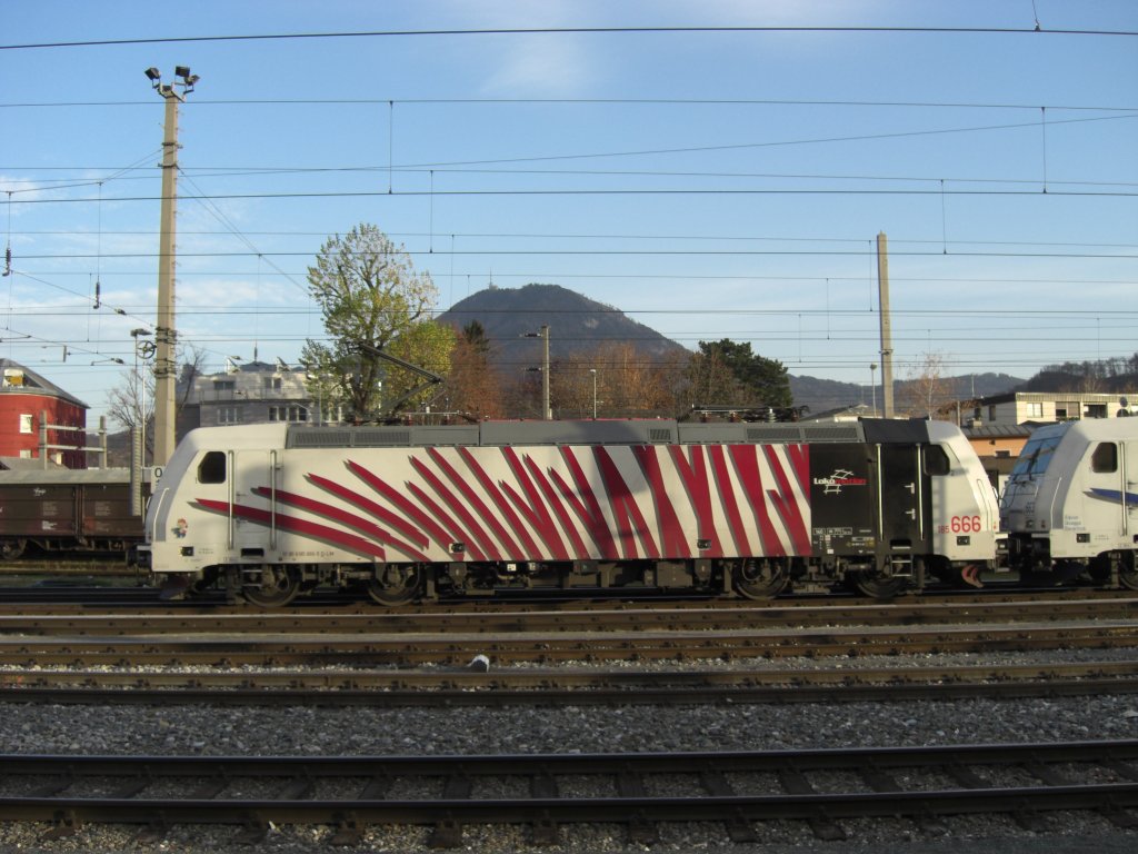 185 666 von LOCOMTION am 29. November im Bahnhof von Salzburg.