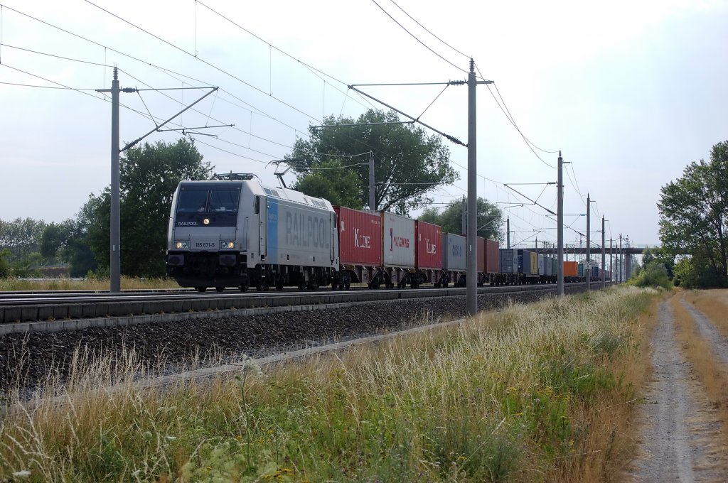 185 671-5 der RAILPOOL mit einem Containerzug zwischen Gro�wudicke und Rathenow in Richtung Wustermark. 27.07.2010
