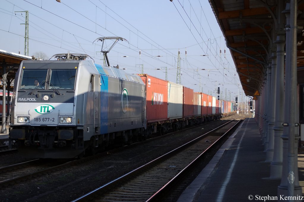 185 677-2 von der Railpool im Dienst f�r die ITL mit einem Containerzug in Stendal. 22.02.2011