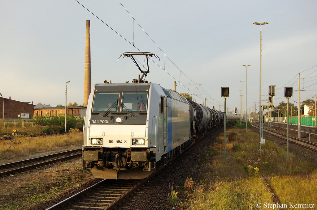 185 684-8 Railpool f�r RTB - Rurtalbahn Cargo GmbH mit einem 1,3-Butadien Kesselzug in Rathenow Richtung Wustermark unterwegs. 19.10.2011