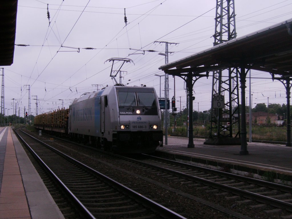 185 686-3 mit Holzzug aus Frankfurt Oder kam am 21.06.2012 durch Stendal.