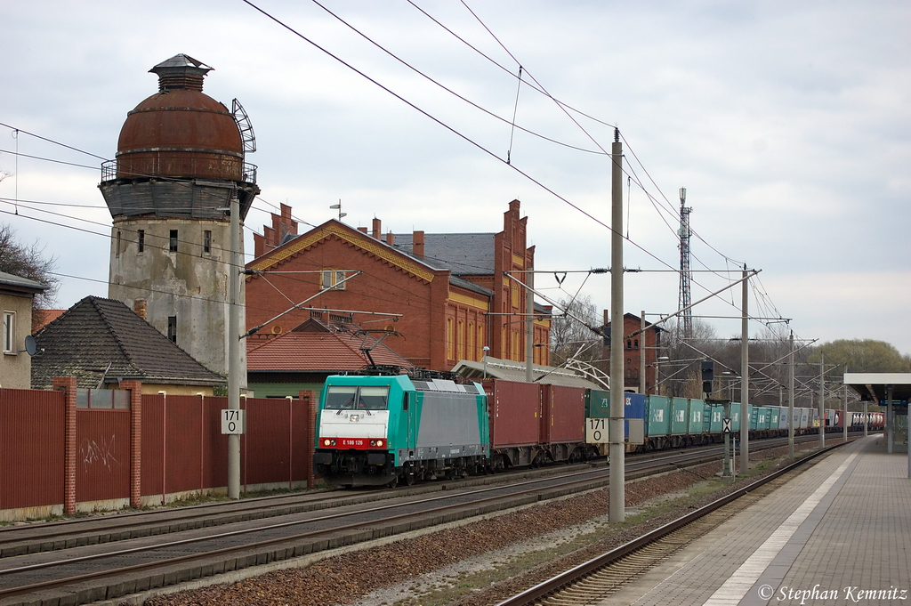186 126-9 Alpha Trains f�r ITL Eisenbahn GmbH mit einem Containerzug in Rathenow in Richtung Stendal unterwegs. Bei der Lok handelt es sich um die ehemalige EU43-001 der PKP CARGO. 10.04.2012 