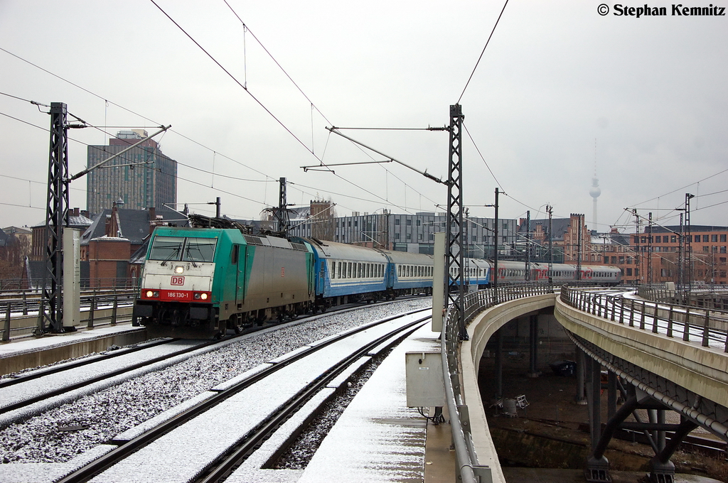 186 130-1 Alpha Trains fr DB Fernverkehr AG mit dem D 1248 von Saratov 1 P nach Berlin Zoologischer Garten, bei der Einfahrt in den Berliner Hbf. 01.12.2012