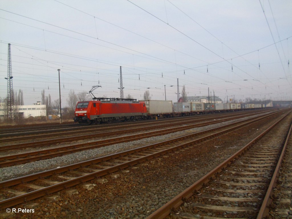 188 012-4 mit Containerzug in Leipzig Sch�nfeld. 05.03.11