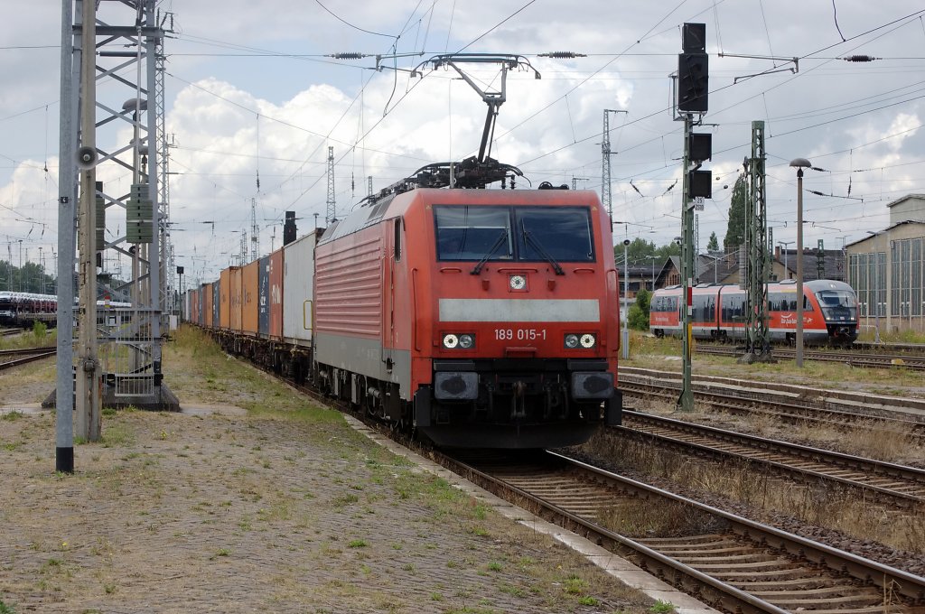 189 015-1 mit einem Containerzug in Stendal in Richtung Magdeburg. 30.07.2010