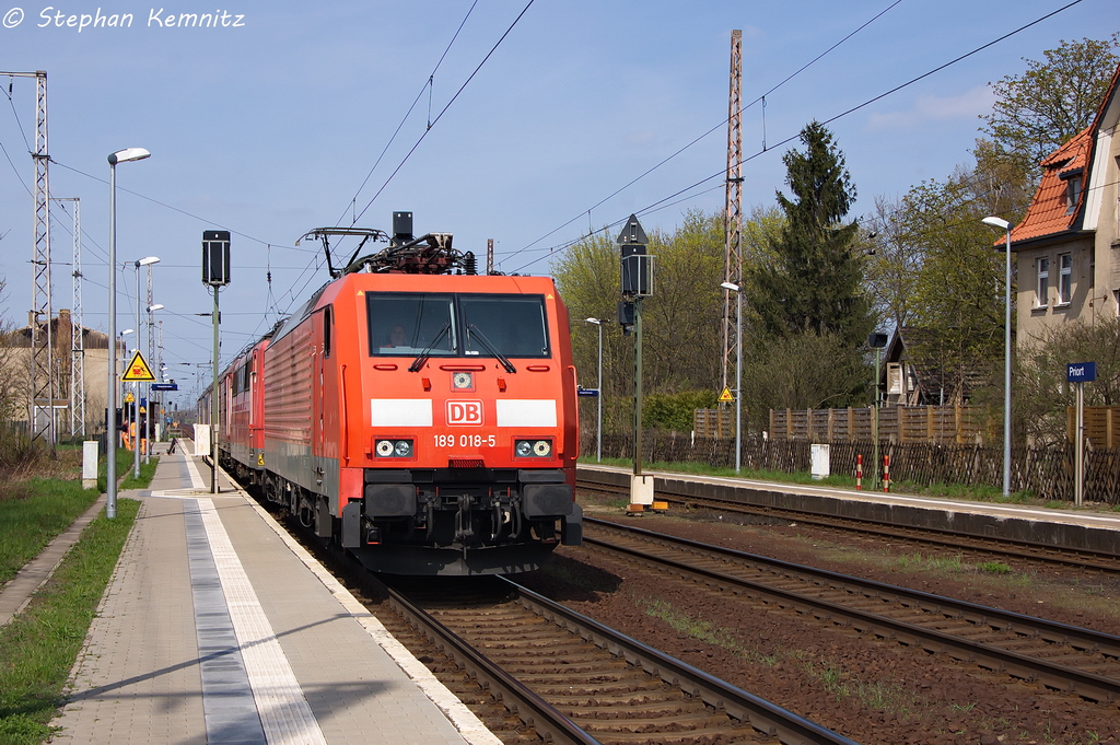 189 018-5 DB Schenker Rail Deutschland AG mit einem Lokzug von Rostock-Seehafen nach Zwickau in Priort. Der Lokzug bestand aus der 151 116-1 (AK-Lok), 180 002-8, 180 007-7, 180 019-2, 180 009-3 und der 180 010-1. Laut Internet sind die fnf Kndelpressen wohl an koda Transportation verkauft worden. Die 151 116-1 wird in Nrnberg erwartet wo ihr neues Leben eingehaucht wird. 24.04.2013 