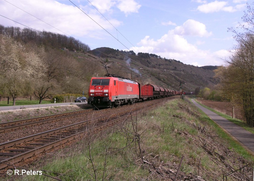 189 056-5 zieht ein gemischten G�terzug bei Gambach durchs Maintal. 12.04.08