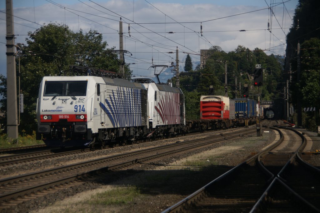 189 914 von Locomotion mit einer Schwesterlok unterwegs in Richtung Innsbruck.
Aufgenommen in Brixlegg am 9. September 2011.