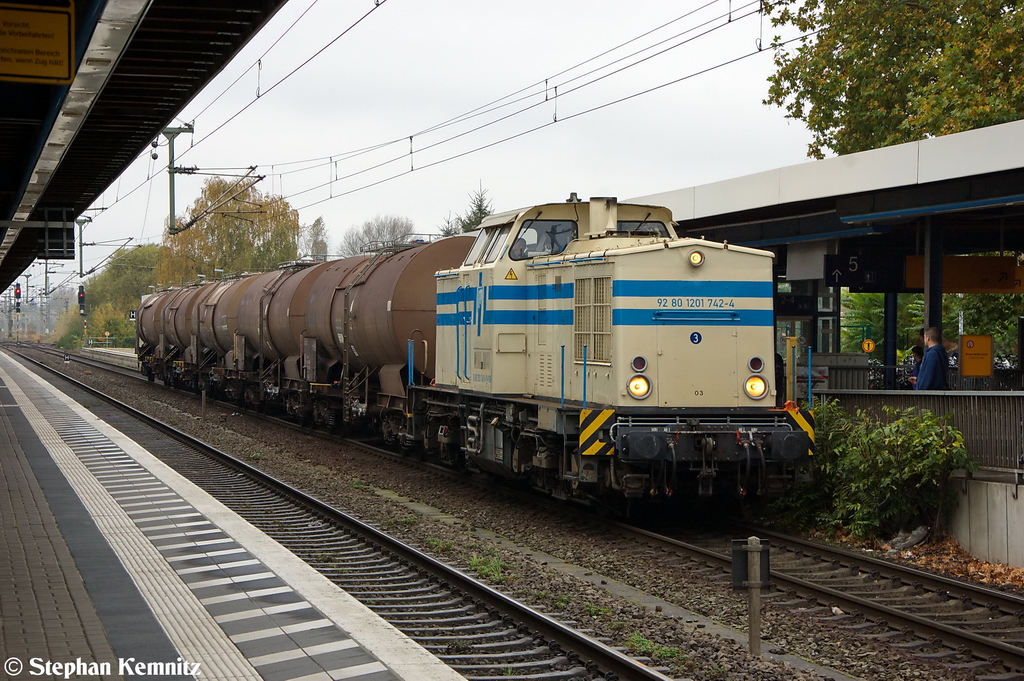 201 742-4 ITB - Industrietransportgesellschaft mbH Brandenburg mit einem Kesselzug aus Brandenburger-Altstadt und brachte diesen zum Brandenburger Gbf. Musste aber vor der Einfahrt in den G�terbahnhof im Brandenburger Hbf an einem rotem Signal kurz warten. 22.10.2012