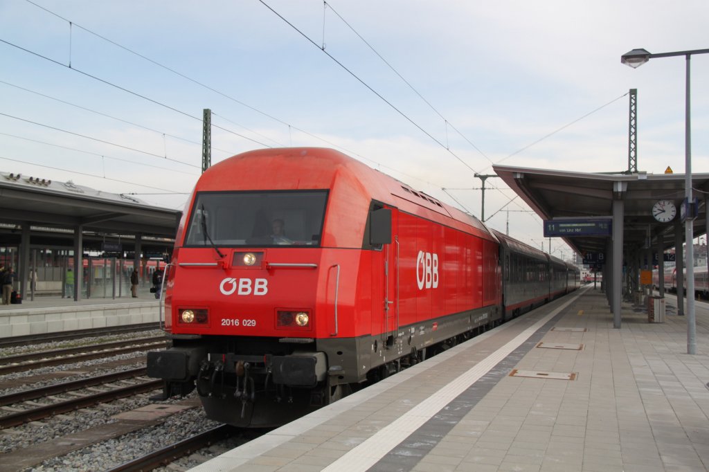 2016 029 mit RE 968 von Garsten/Kleinreifling nach Mnchen Hbf bei der Ausfahrt am 29.03.2012 in Mnchen Ost.