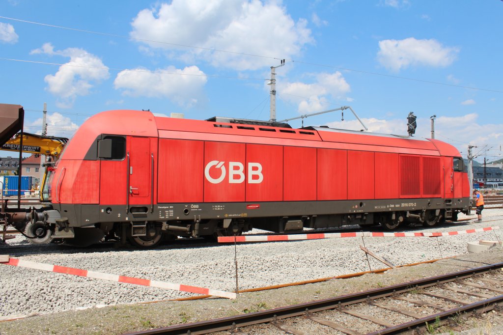 2016 070-2 eingesetzt vor einem Bauzug whrend des Umbaus des Salzburger Hauptbahnhofes. Aufgenommen am 27. Mai 2012.