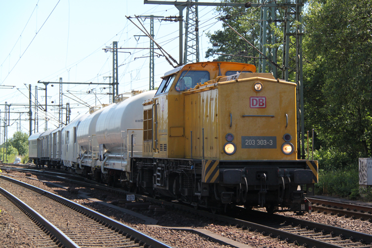 203 303-3 mit dem Unkrautvernichter bei der Durchfahrt im Bahnhof Hamburg-Harburg.(04.06.2011)