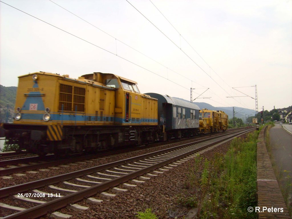 203 305-8 �berf�hrt bei Rheindiebach eine Baumaschine. 26.07.08