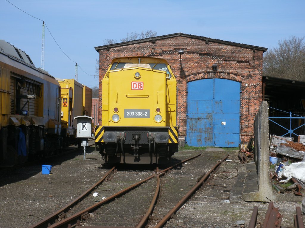 203 308-2,von DB Netz Instandsetzung,am 25.April 2013,vor dem Lokschuppen in Bergen/Rgen.