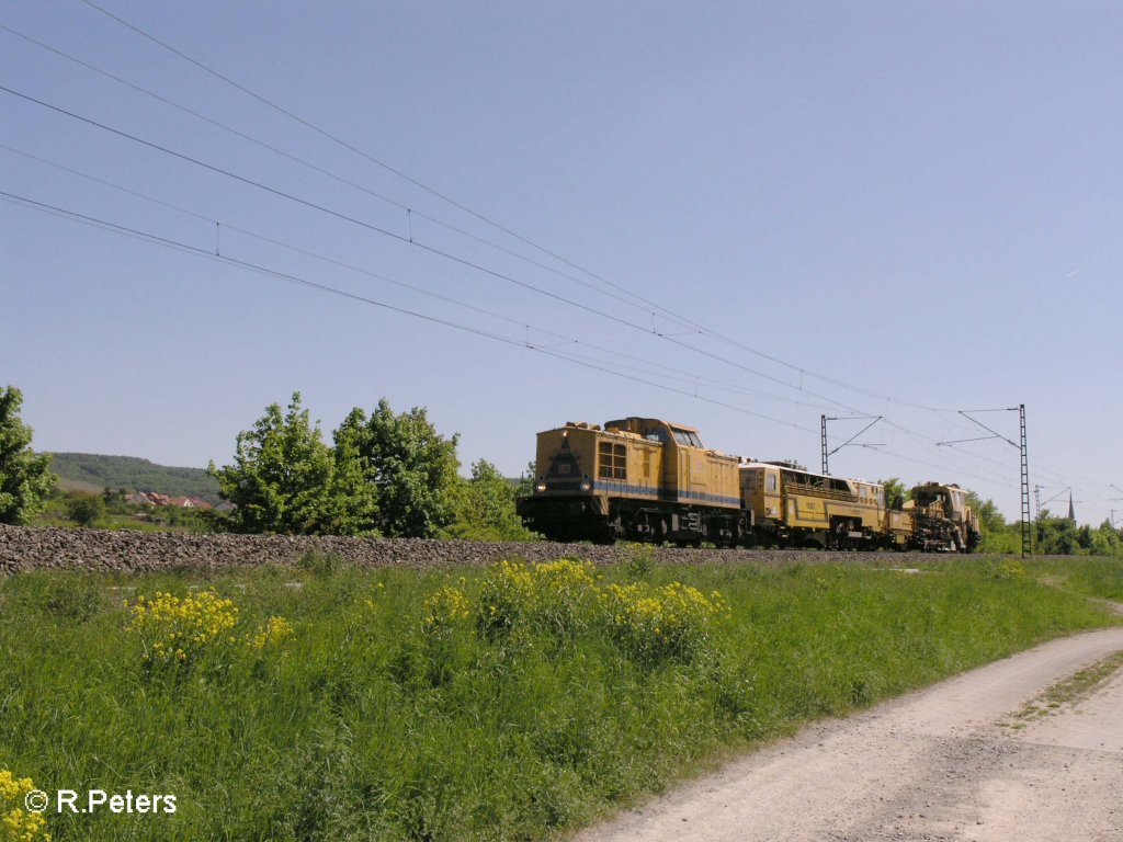 203 315-2 zieht bei Th�ngersheim eine Baumaschine durchs Maintal. 10.05.08