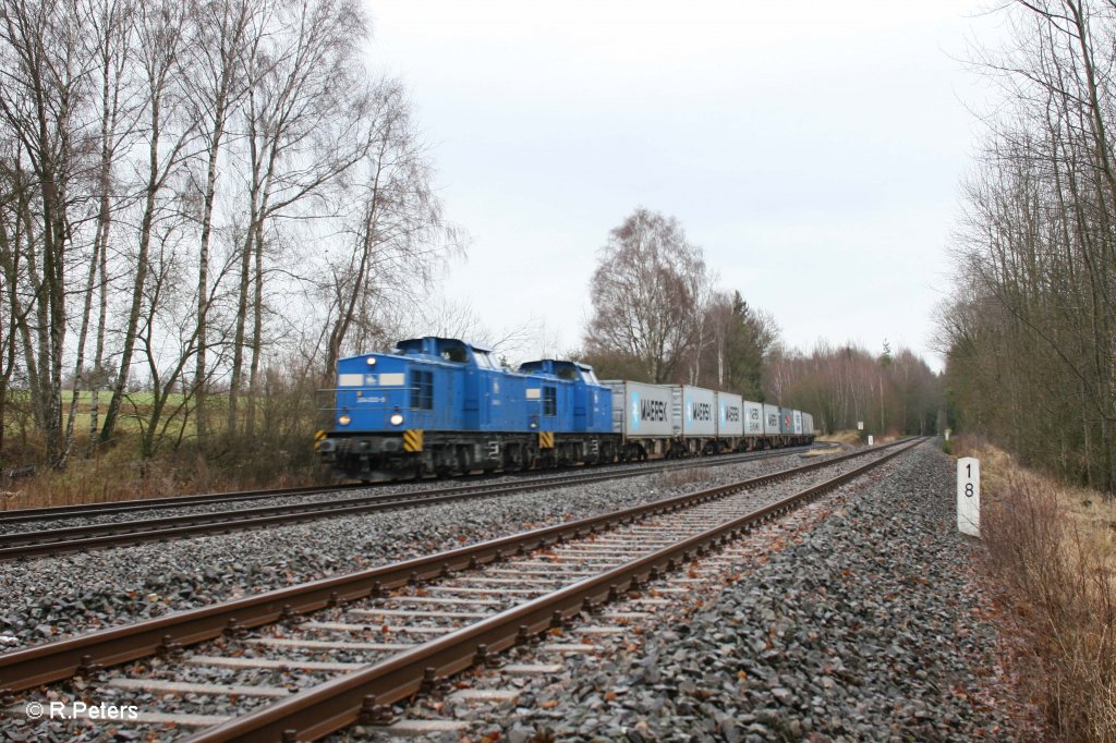 204 033-9 + 204 013 mit dem Containerzug Hof - Wiesau ATW bei Sch�nfeld. 14.12.11