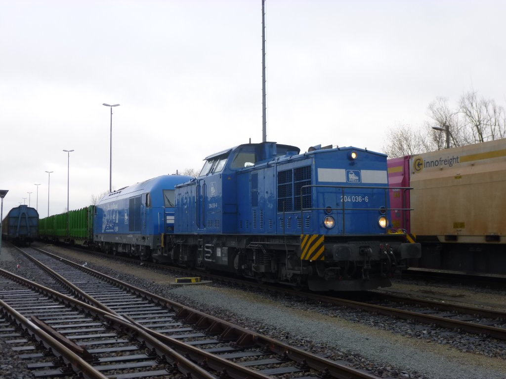 204 036 und 253 015 mit Holzzug in Niedergrne.