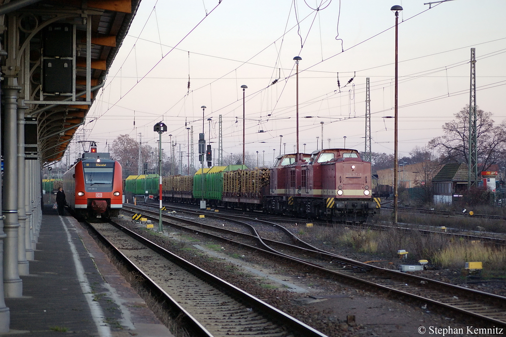 204 347-9 MTEG (202 347-1) Vorspannlok & 204 311-5 MTEG (202 311-7) Zuglok brachen einen vollen Holzzug nach Stendal. Am Gleis 5 steht die 425 008-0 als RB29 (RB 27572) von Stendal nach Salzwedel. 29.11.2011