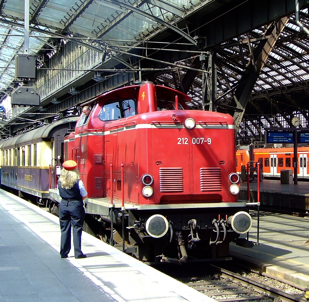 212 007-9 (V100.20) mit historische Rheingoldwagen auf  Sonderfahrten  Rund um Kln  ist am 14.08.2010  in den Hauptbahnhof Kln eingefahren. Der Anlass war die Museumstage im Rheinisches Industriebahn-Museum (RIM) in Kln.