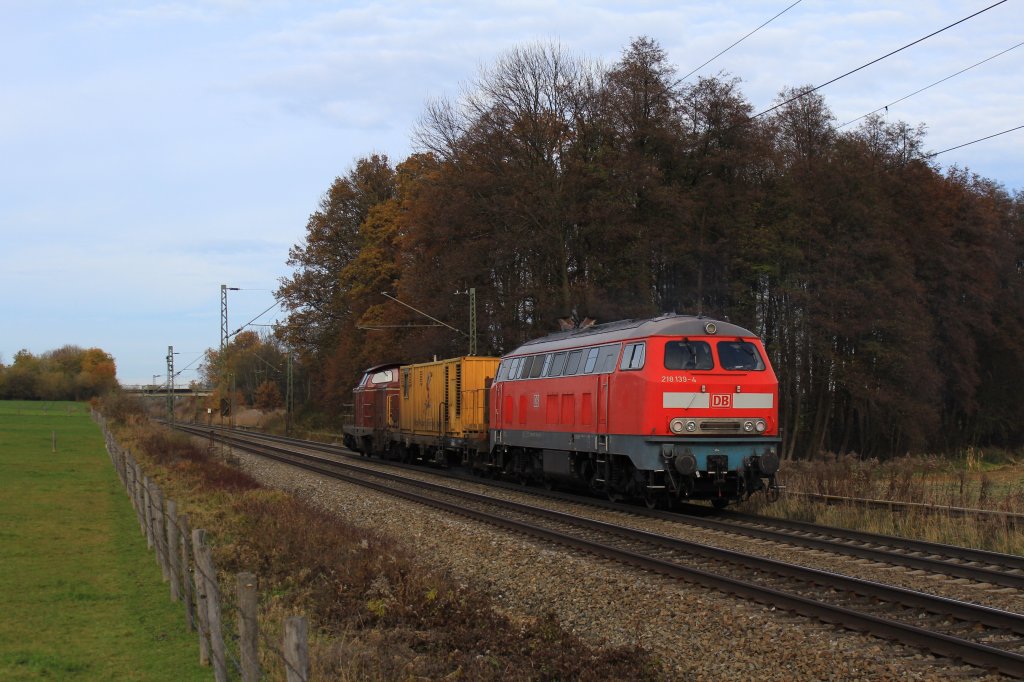 218 139-4 am Ende eines  Putzzuges   unterwegs in Richtung Mnchen. Aufgenommen am 9. November 2012 am B Vogl.