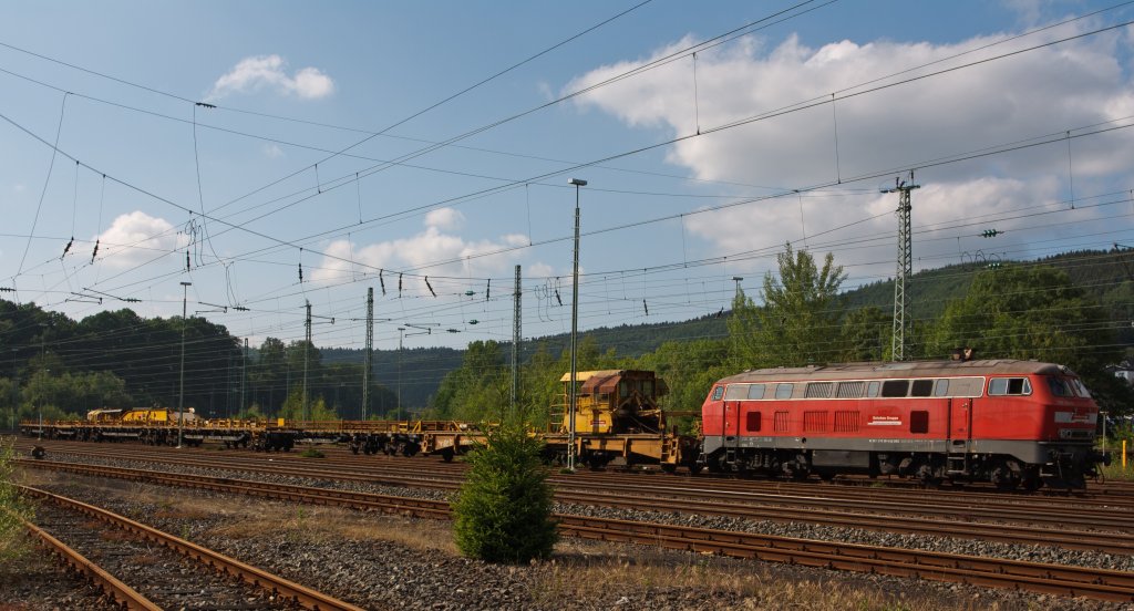 218 261-6 der Bahnbau Gruppe am 26.06.2011 mit Schienenzug in Betzdorf/Sieg. Die Lok wurde 1973 von Henschel unter der Fabriknummer 31738 gebaut.