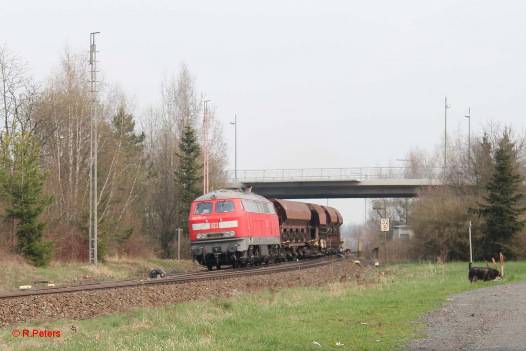 218 272-3 verl�sst Wiesau mit dem 92637 Schotterzug nach Weiden. 22.04.13