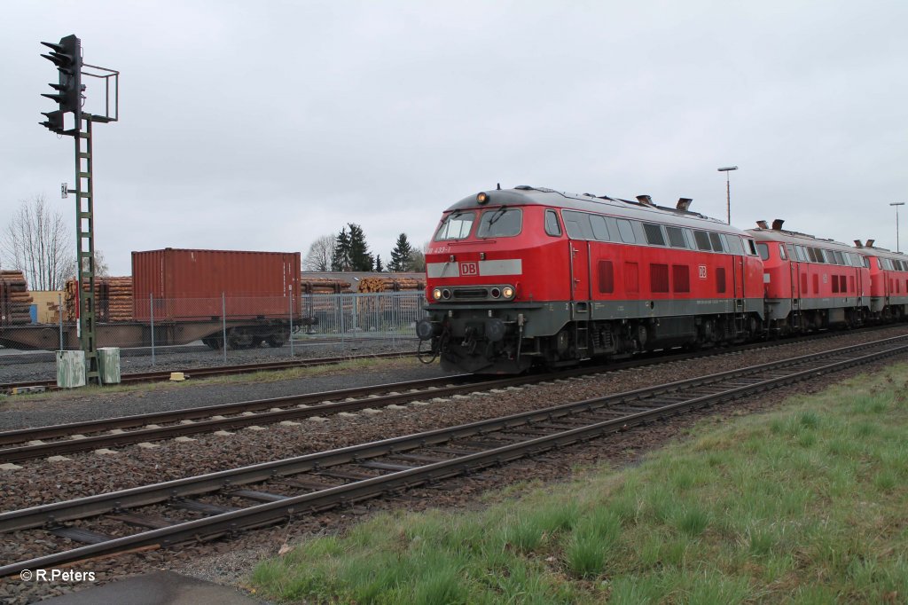 218 433-1 �berf�hrt mit dem SchadR 74777 MMF-LL die 218 216 + 218 206 + 218 136 in Wiesau7Oberpfalz. 28.04.13