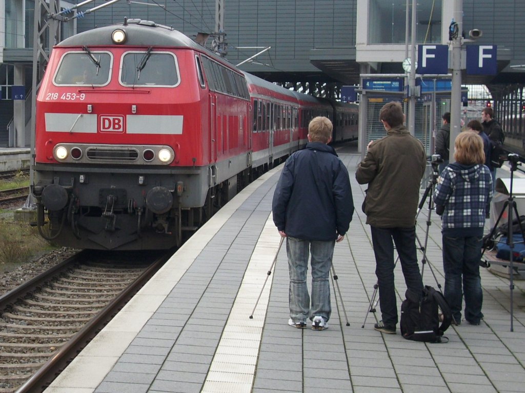 218 453 am 28.November 2009 bei der Ausfahrt aus L�beck.Auch Stefan lie�  sich nicht st�ren beim filmen der Ausfahrt.