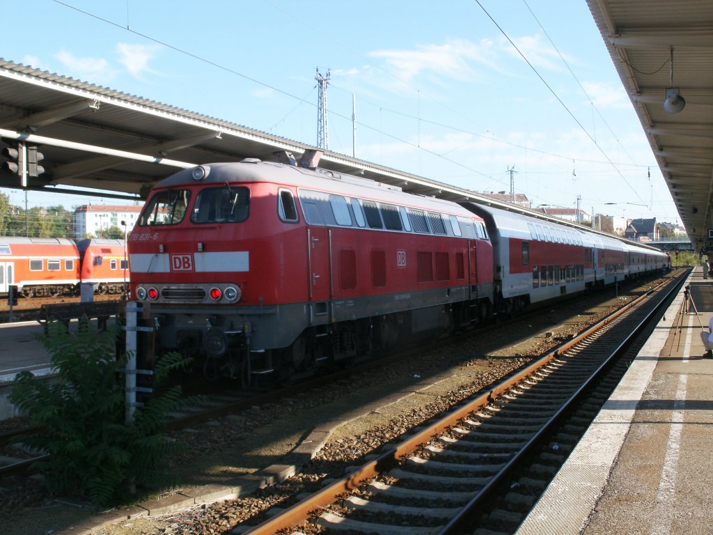 218 831 brachte,am 01.Oktober 2011,den CNL M�nchen-Berlin Lichtenberg zur Reinigung nach Berlin Warschauer Stra�e.Aufnahme in Berlin Lichtenberg. 