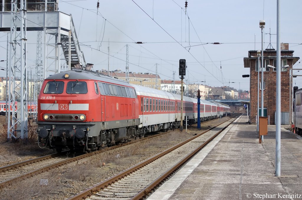 218 836-5 bringt die leeren Nachtzug Garnituren des CNL 451 (Paris Est-Berlin Sdkreuz) und des CNL 1246 (Mnchen Ost-Berlin-Lichtenberg) von Berlin Lichtenberg zur Warschauer Strae in das Talgo Werk. 12.03.2011