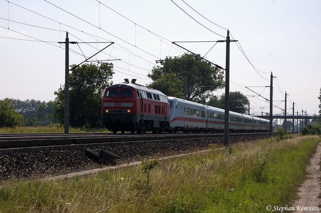 218 839-9 DB Fernverkehr AG mit ICE 2 (402 016-0)  Dessau  bei Rathenow und fuhr den ICE nach Berlin zur�ck. 25.07.2012