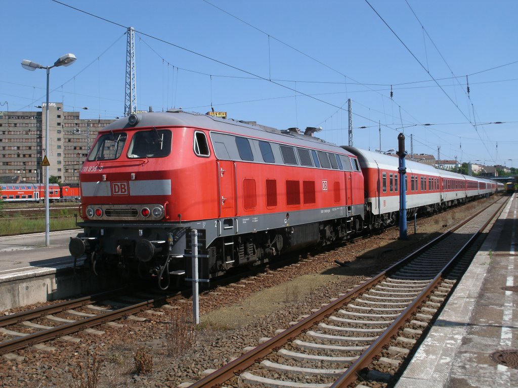 218 839 brachte den Leerpark Mnchen-Berlin Sdkreuz und Paris Est-Berlin Sdkreuz,am 12.Juni 2011,von Berlin Lichtenberg nach Berlin Warschauer Strae zur Reinigung.