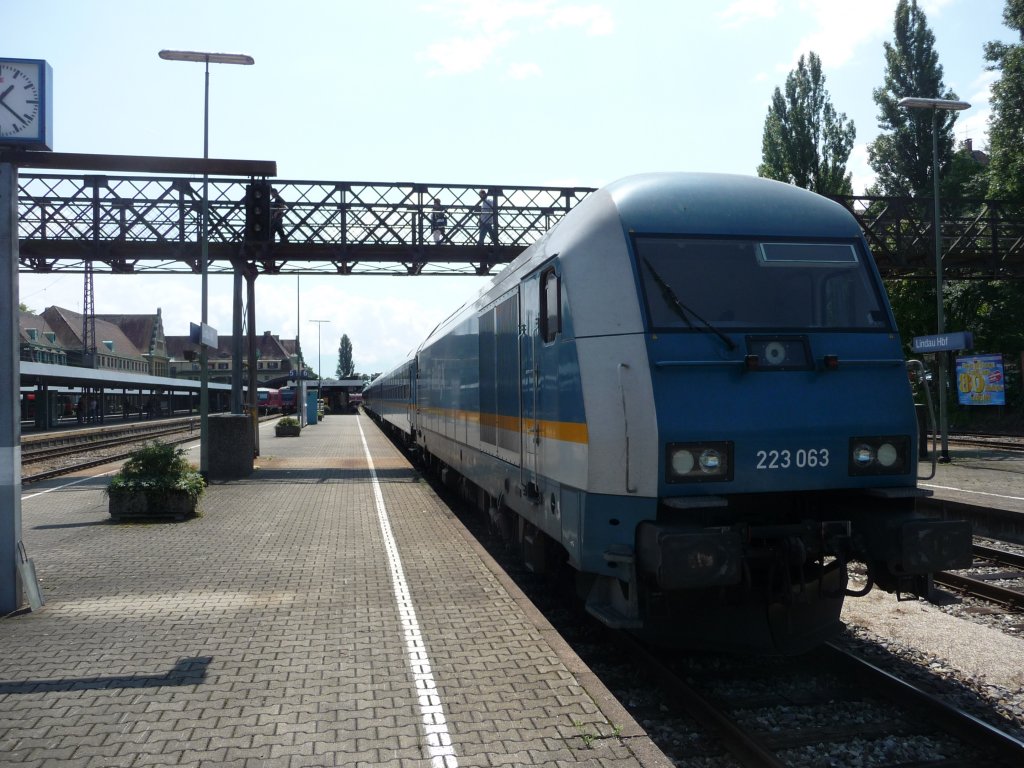 223 063 der arriva steht am 04.08.2011 in Lindau (Bodensee) Hauptbahnhof mit einem ALEX nach M�nchen zur Abfahrt bereit.