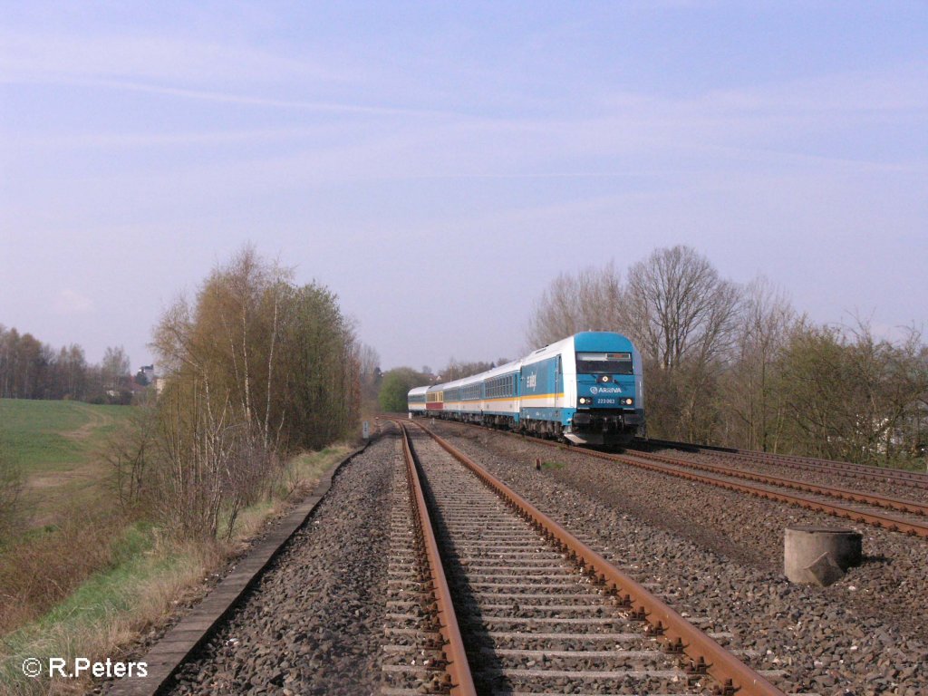 223 063 l�sst Wiesau/Oberpfalz hintersich mit ALX37972 nach Hof bei Sch�nfeld. 26.04.08
