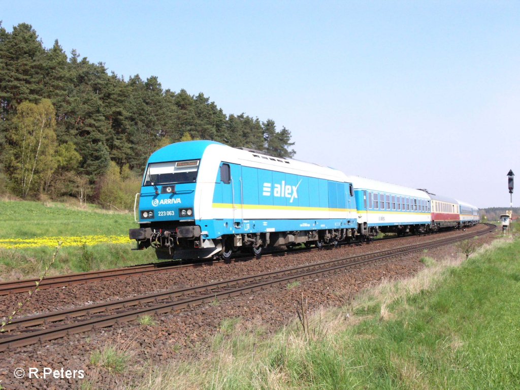 223 063 zieht bei Richt bei Schwandorf den ALX37979 nach M�nchen. 27.06.07
