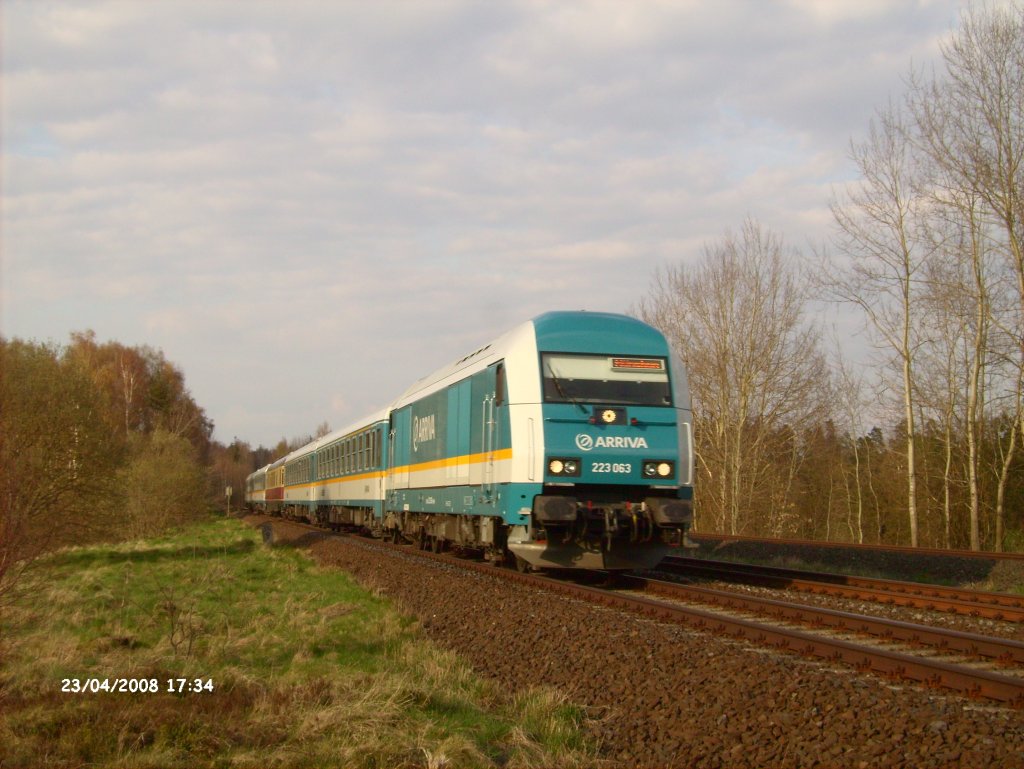 223 063 zieht bei Sch�nfeld ein Alex nach M�nchen. 23.04.08
