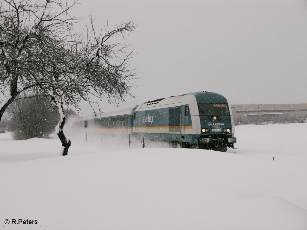 223 068 k�mpft sich bei Flecken durch den schnee in Richtung Immenstadt. 24.02.09