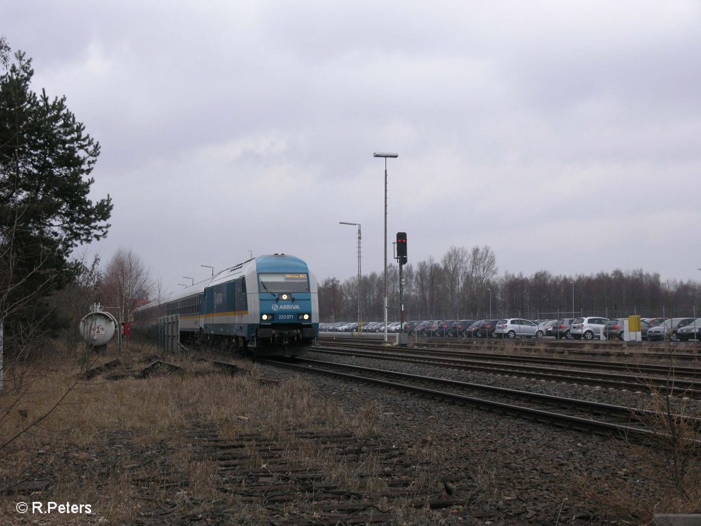 223 071 erreicht Wiesau/Oberpfalz mit den ALX37983 nach M�nchen .23.03.09