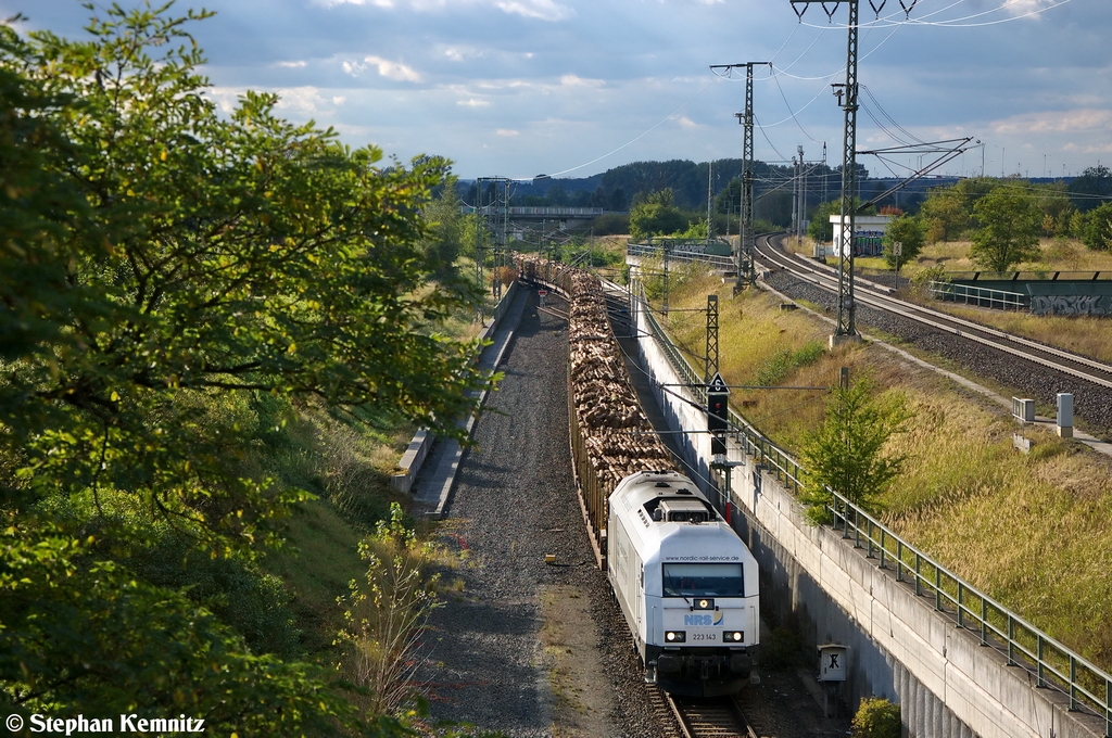 223 143-9 SG - LHG Service Gesellschaft mbH kam mit einem Holzzug durch Wahrburg(Stendal) aus Richtung Wolfsburg gefahren und fuhr zum Stendaler Gbf. Dort hatte die Lok umgesetzt und brachte den Holzzug nach Arneburg(Niederg�rne). 03.10.2012