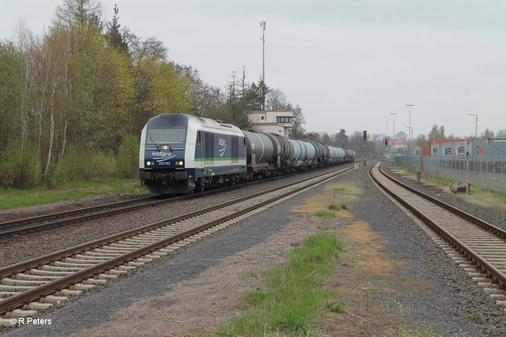 223 152 mit dem 44382 Cheb – Weiden West bei der durchfahrt in Wiesau. 01.05.13