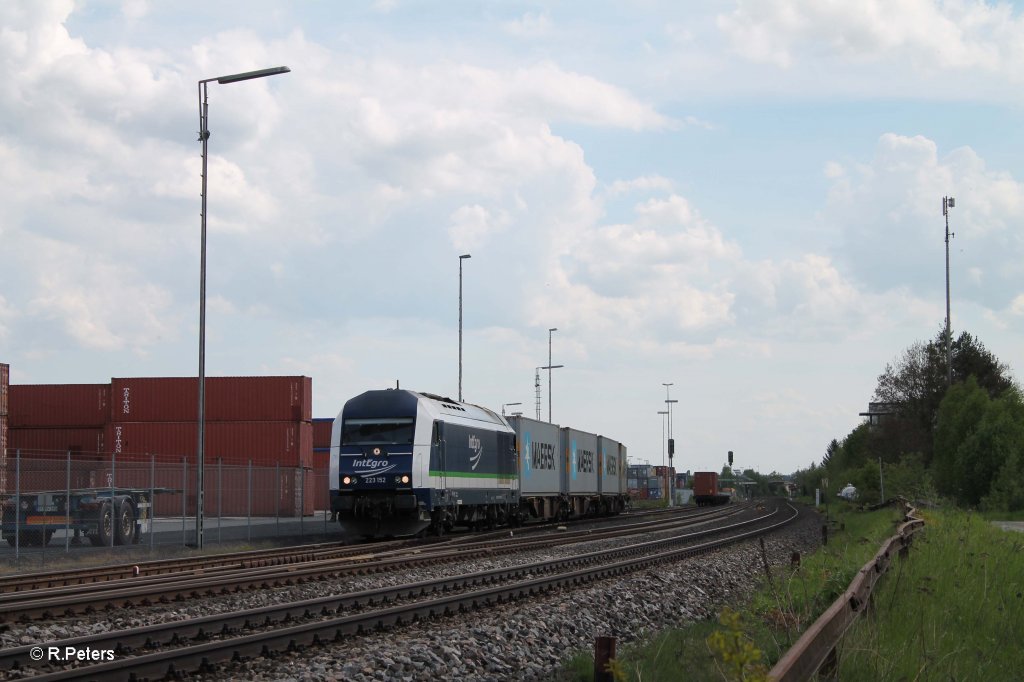 223 152 mit dem Containerzug Schweinfurt - Wiesau am Zielort. 15.05.13