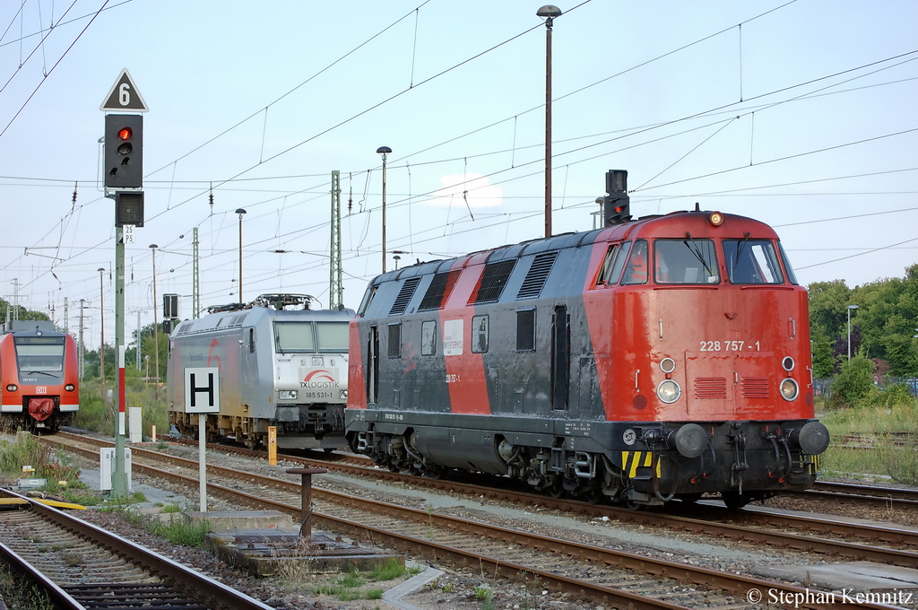 228 757-1 ex DR 118 357-3 von der Erfurter Bahnservice GmbH beim rangieren in Stendal- 26.07.2011