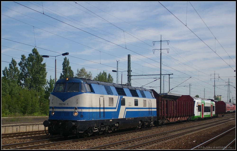 228 758-9 der Rennsteigbahn �berf�hrt VT 316 der Elster Saale Bahn (gesehen 19.06.2012 Berlin Sch�nefeld Flughafen)