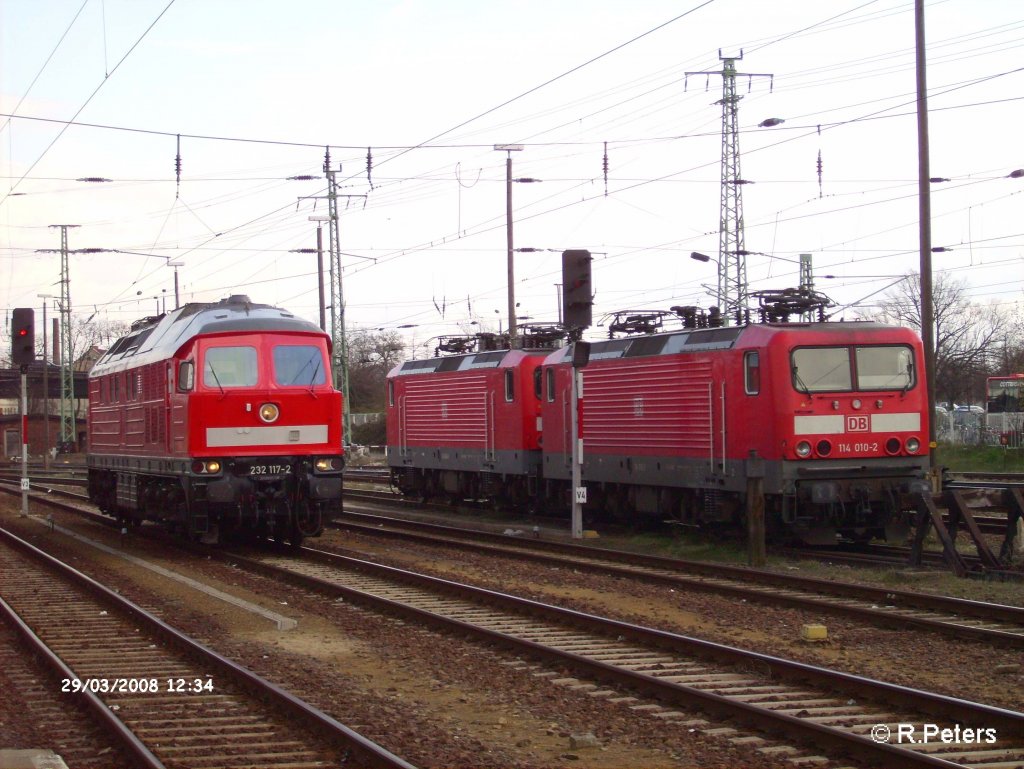 232 117-2 wartet am rotem Signal w�rend die beidne 114er auf neue Leistung warten. 29.03.08