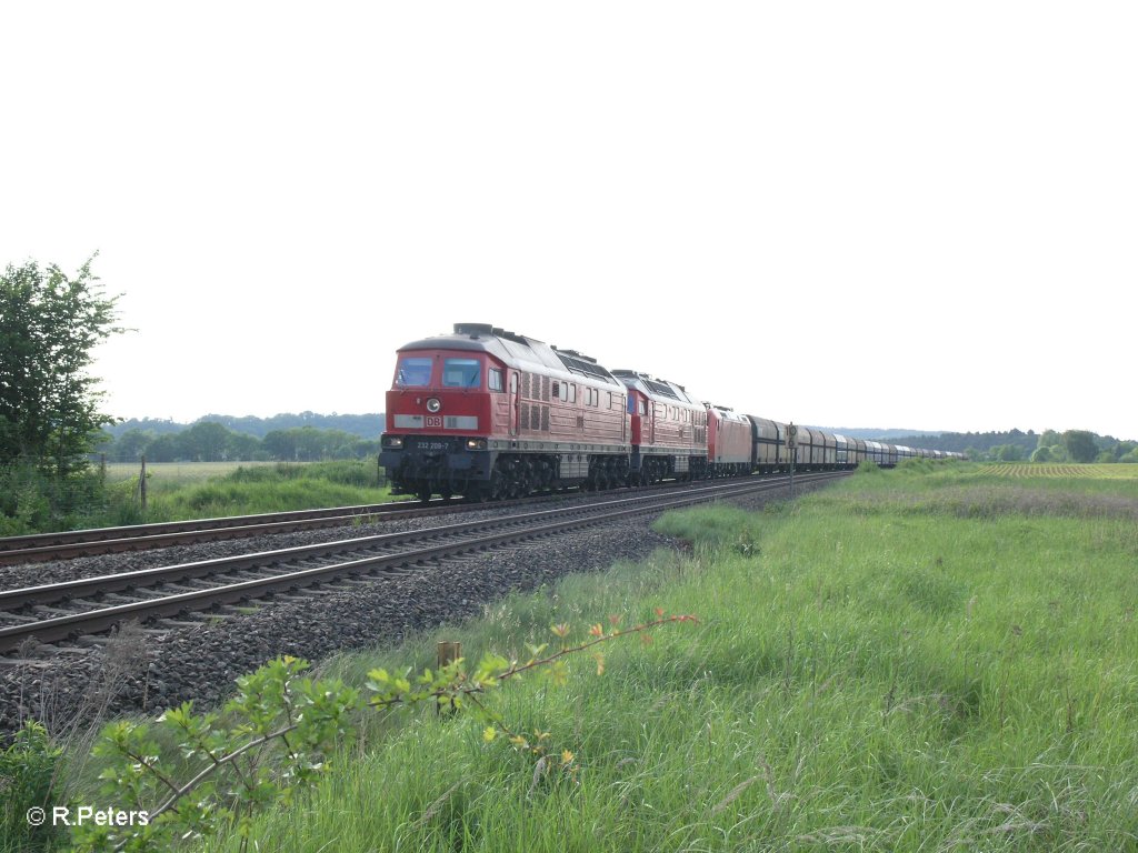 232 209-7 mit einer Schwester Maschine und 185 und Umleiterg�terzug bei Zeitlarn. 29.05.10