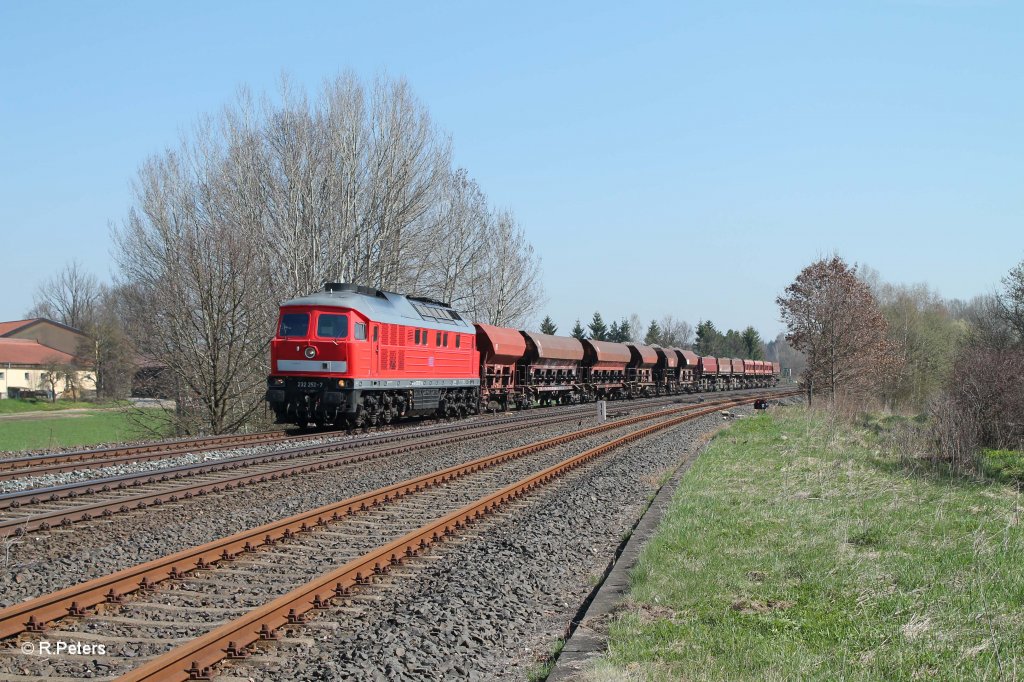 232 252-7 mit kurzen Schotterzug aus Pechbrunn in Richtung Weiden bei Sch�nfeld/Wiesau. 25.04.13