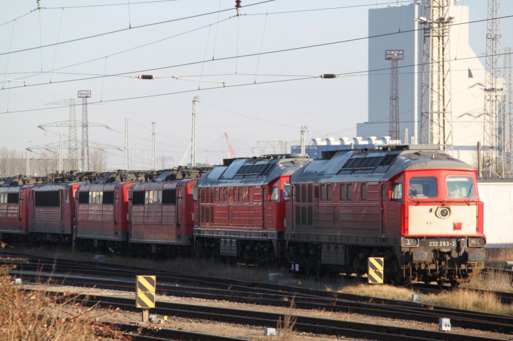 232 283-2 abgestellt in Rostock-Toitenwinkel dahinter stehen noch 151er.06.04.2012