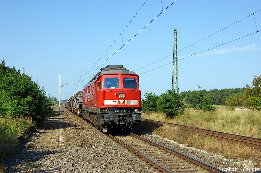 232 330-1 mit einem Milit�rzug der Bundeswehr in Demker Richtung Magdeburg unterwegs. 26.08.2011
